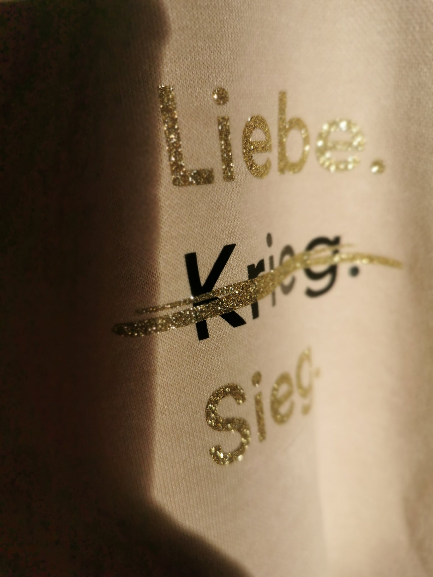 Pullover print liebe krieg sieg