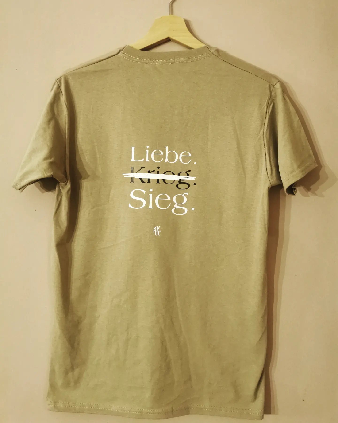 Pullover print liebe krieg sieg