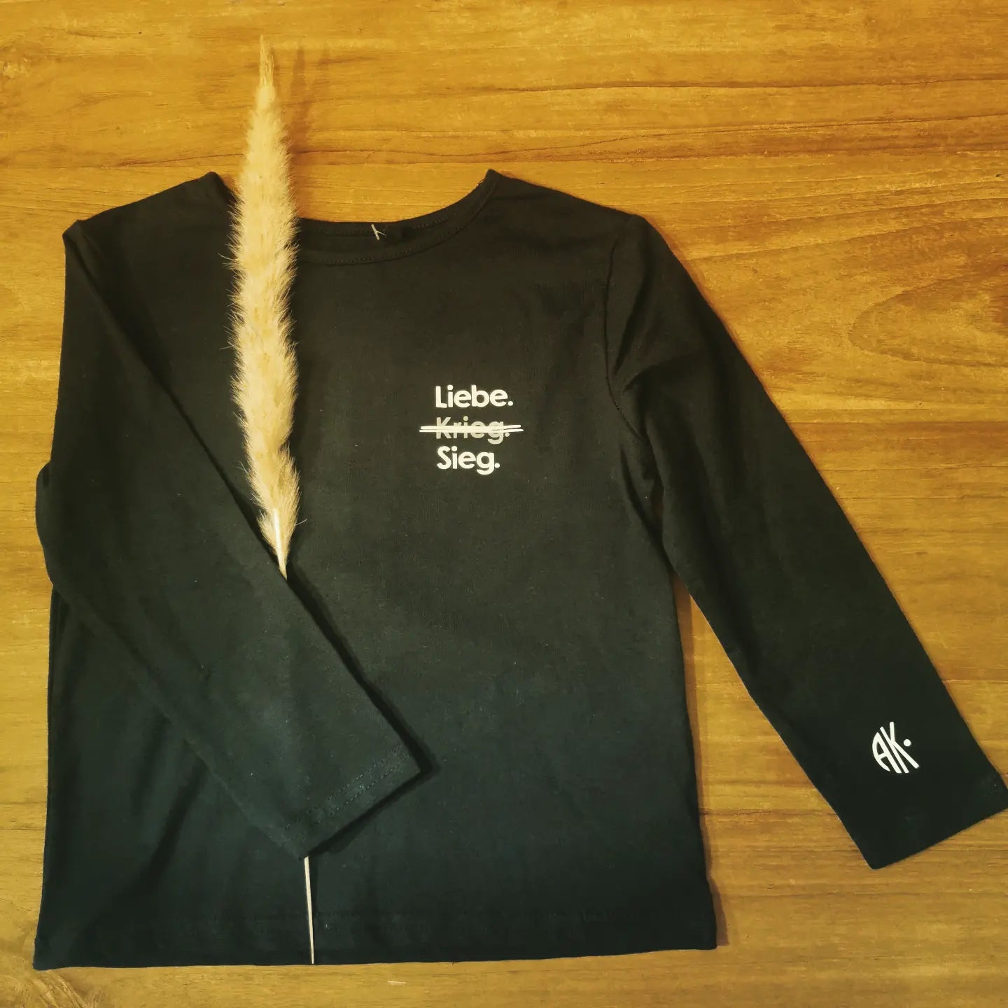 Pullover print liebe krieg sieg